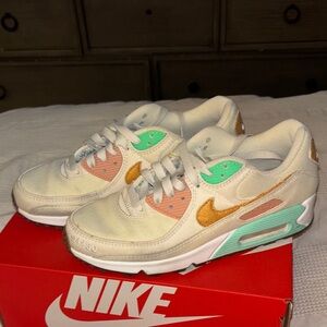 USED- Nike Cream and Green Sneakers